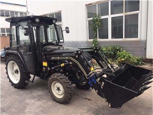 Traktor s prednjim utovarivačem